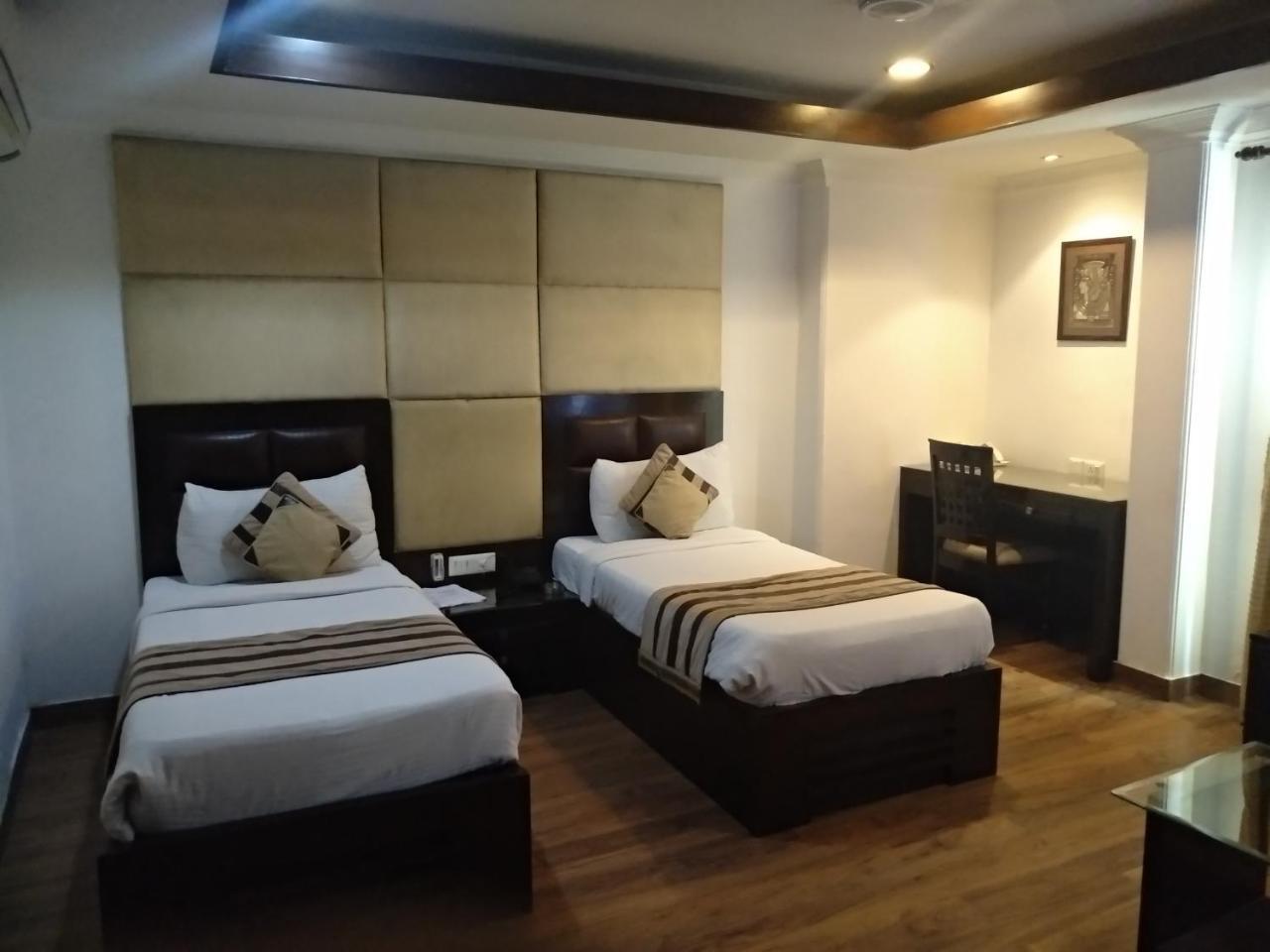 Hotel Aaron Castle 뉴델리 외부 사진